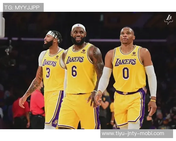 湖人队启程前往凤凰城客场比赛登机照曝光全队士气高涨